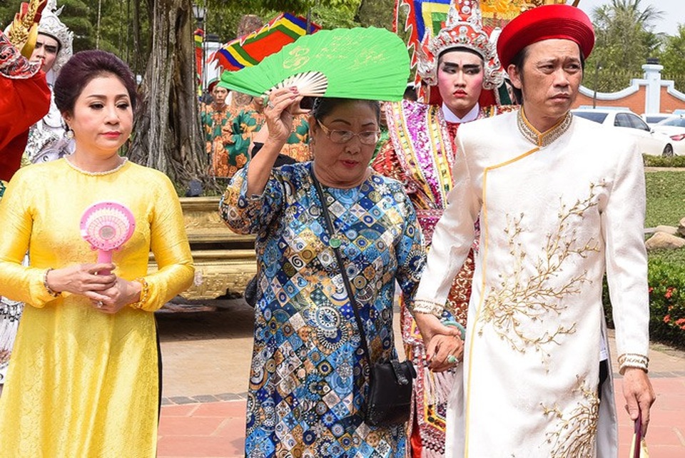 Nghệ sĩ Hoài Linh với áo dài khăn đóng chỉnh chu, bên cạnh các nghệ sĩ sân khấu đến tham dự và thành kính dâng hương lên Tổ nghiệp