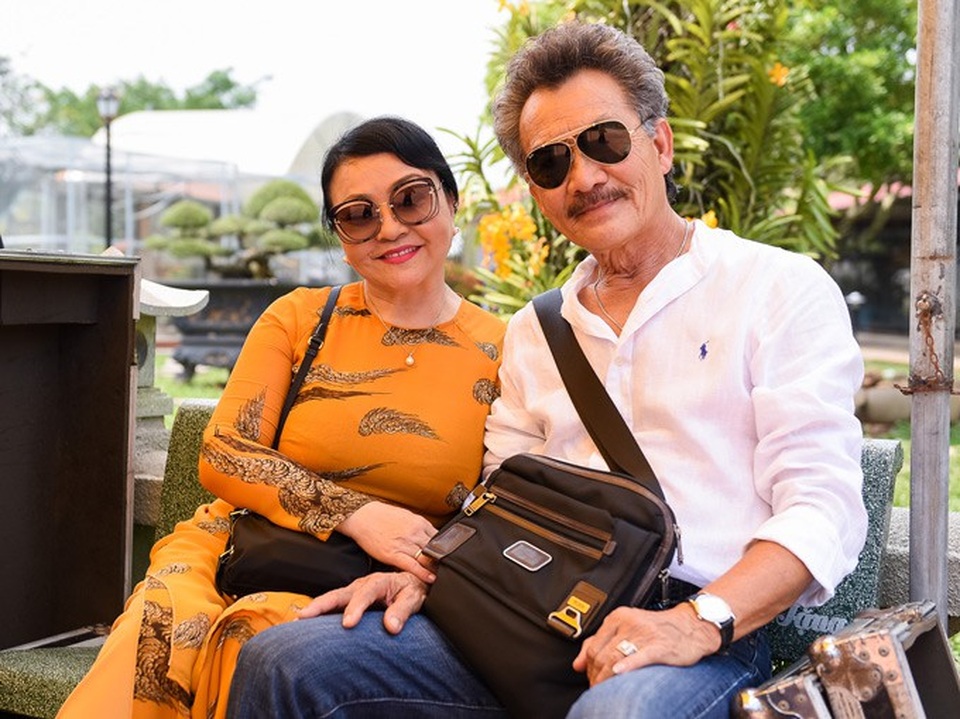 Nghệ sĩ Hương Lan và ông xã về nước cũng có mặt tại nhà thờ Tổ