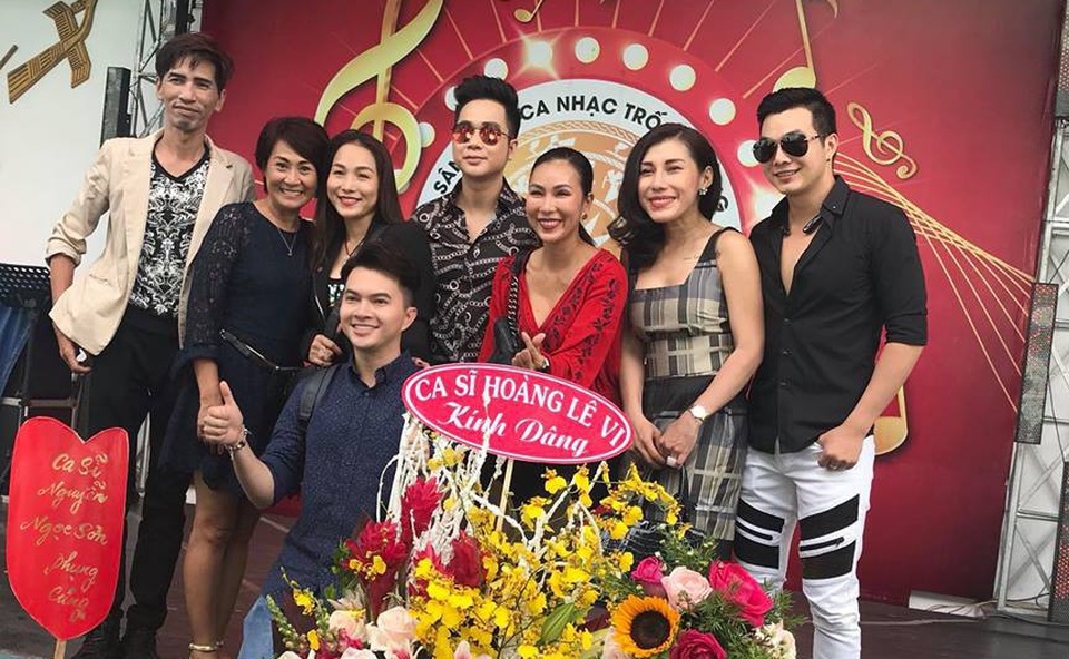 Các nghệ sĩ Nam Cường, Khánh Ngọc, Quách Tuấn Du, Hoàng Lê Vi... cũng tề tựu tại sân khấu ca nhạc nổi tiếng của TPHCM trong ngày đặc biệt này