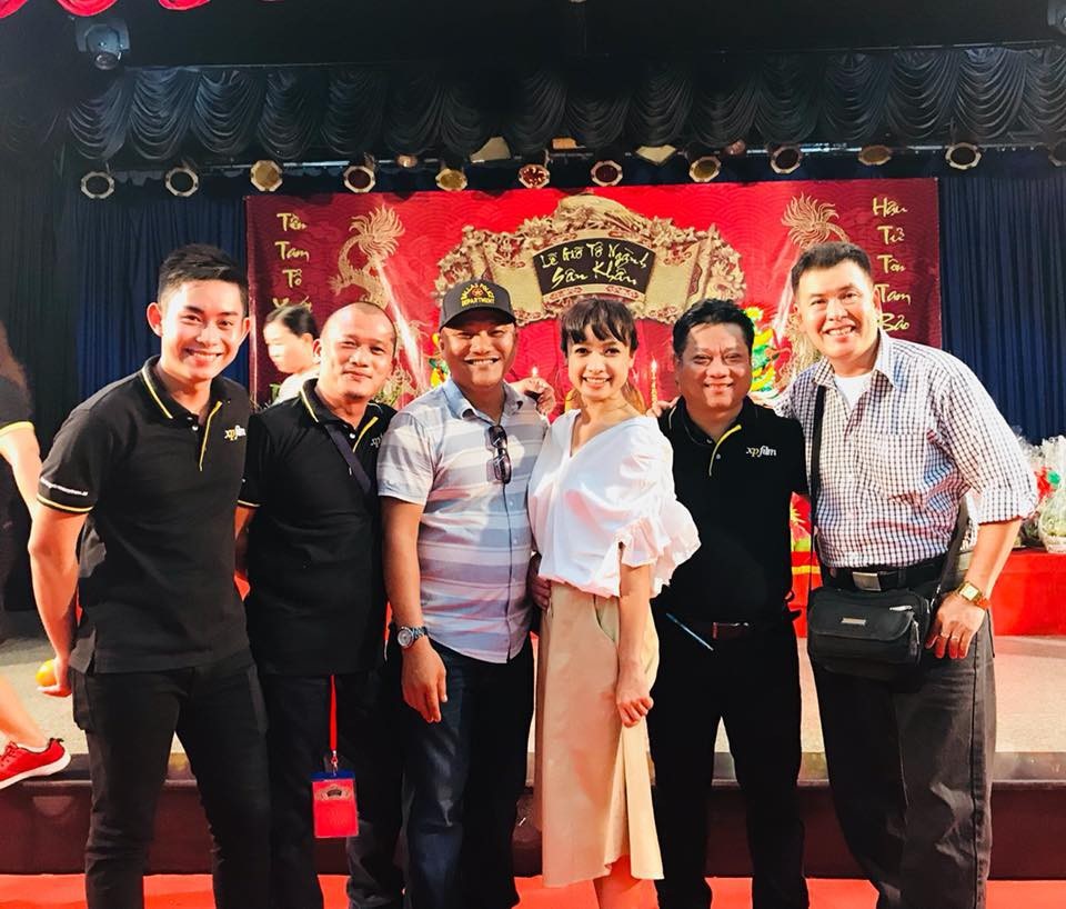 Nữ diễn viên vui vẻ và hạnh phúc khi được gặp gỡ các anh chị em đồng nghiệp