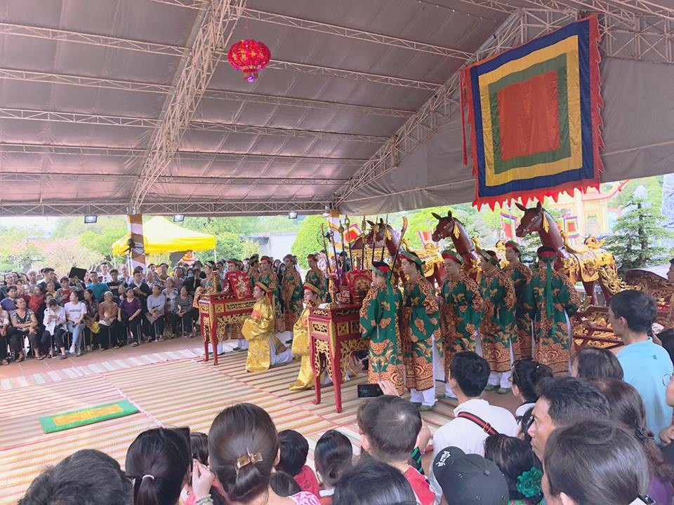 Tại nhà thờ tổ của nghệ sĩ Hoài Linh, không chỉ có nghệ sĩ mà đông đảo khán giả cũng có mặt để xem các nghi thức cúng Tổ do chính Hoài Linh tổ chức và thực hiện.