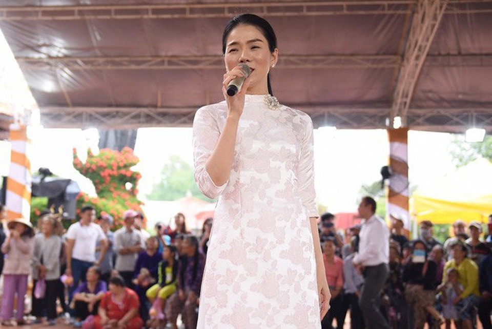 Ca sĩ Lệ Quyên hát tại sân khấu chương trình