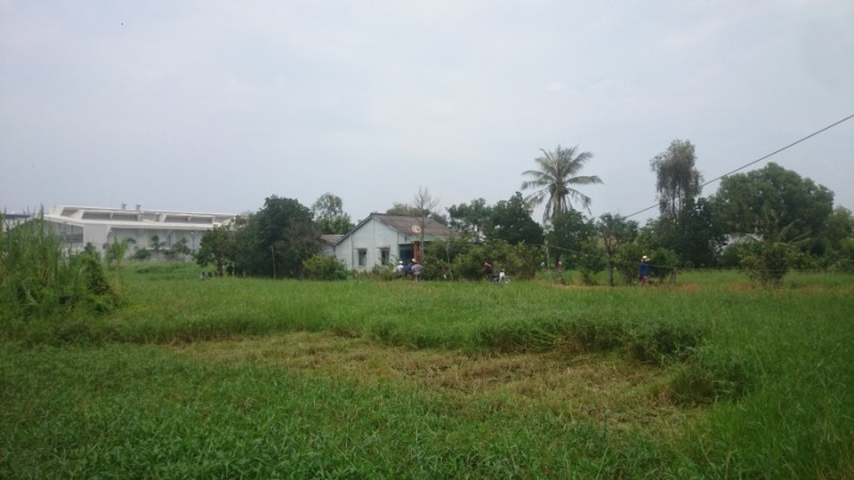 Vợ chết, chồng nguy kịch trong ngôi nhà giữa đồng - 1 Hiện chưa rõ đây là án mạng do mâu thuẫn gia đình hay nguyên nhân khác.