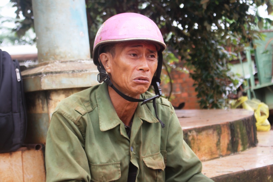 Mẹ bị suy thận giai đoạn cuối “gồng mình” nuôi 2 con tật nguyền - 4 Một mình người chồng khốn khổ làm ngày đêm để kiếm tiền chạy thận cho vợ và nuôi 2 đứa con khuyết tật