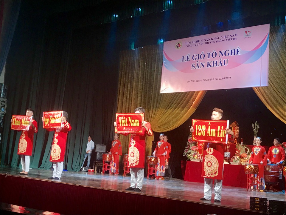 Nghệ sĩ “mừng mừng tủi tủi” khi hội ngộ trong ngày Giỗ Tổ nghề sân khấu - 5 Nghệ sĩ “mừng mừng tủi tủi” khi hội ngộ trong ngày Giỗ Tổ nghề sân khấu - 5
