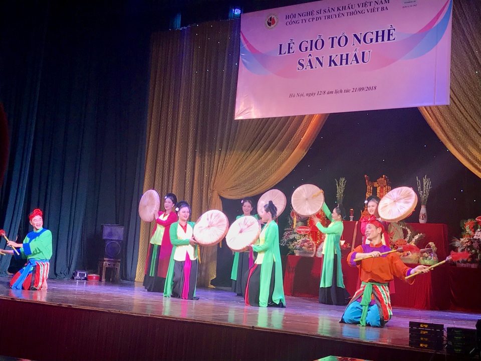 Nghệ sĩ “mừng mừng tủi tủi” khi hội ngộ trong ngày Giỗ Tổ nghề sân khấu - 7 Các nghi thức dâng hương cúng Tổ, diễn xướng chầu văn và biểu diễn văn nghệ.