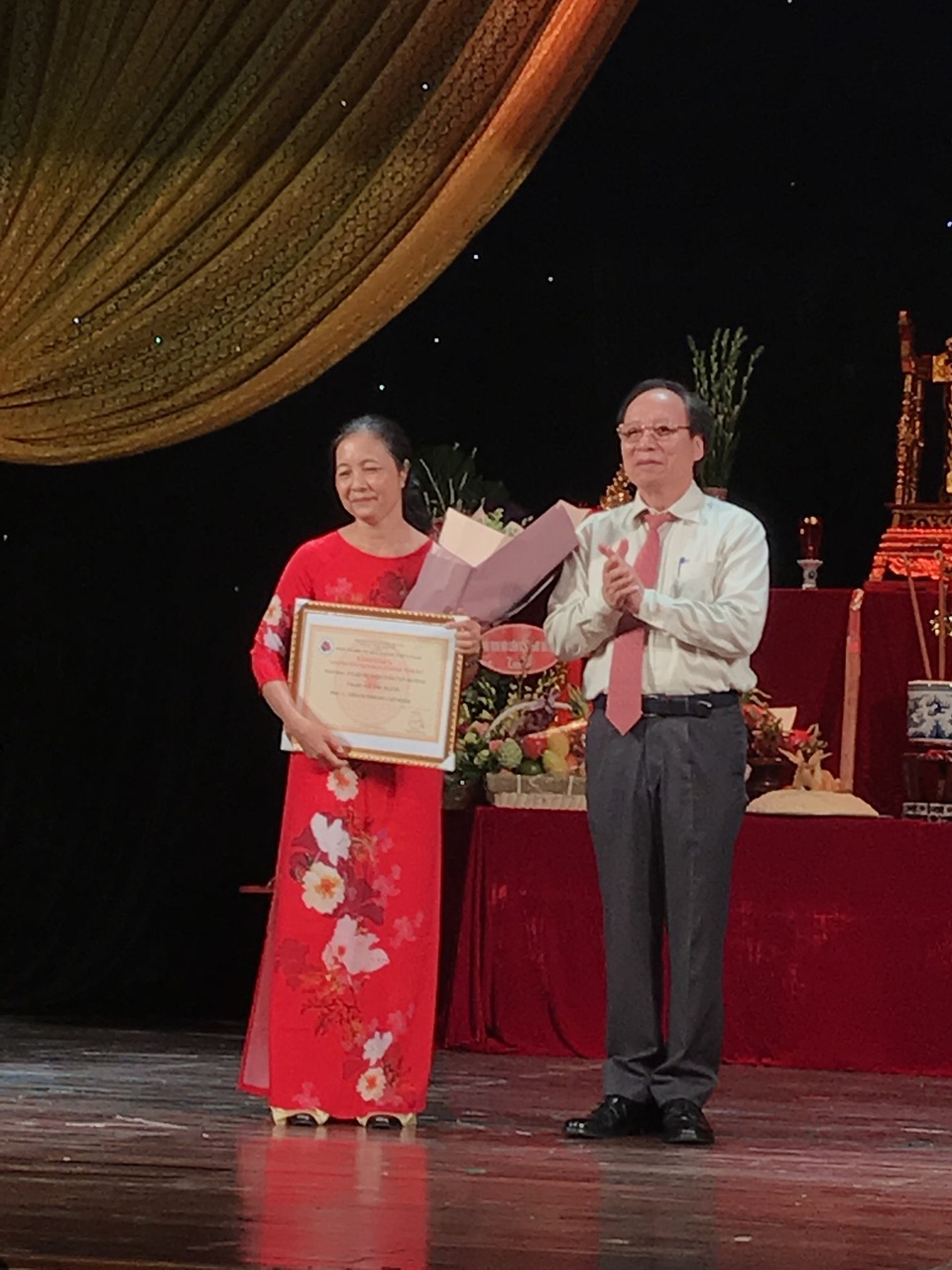 Nghệ sĩ “mừng mừng tủi tủi” khi hội ngộ trong ngày Giỗ Tổ nghề sân khấu - 3 Nghệ sĩ “mừng mừng tủi tủi” khi hội ngộ trong ngày Giỗ Tổ nghề sân khấu - 3