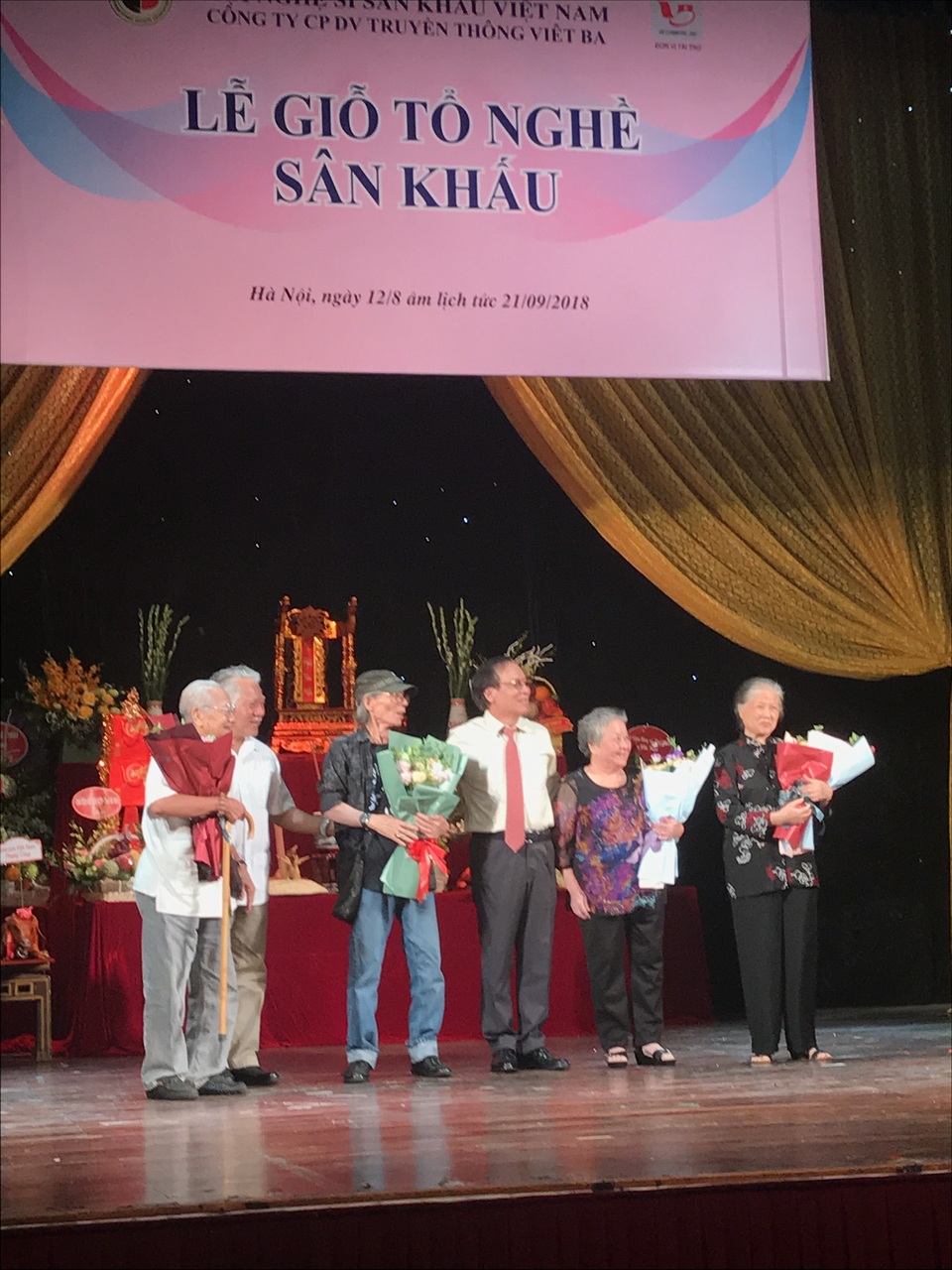 Nghệ sĩ “mừng mừng tủi tủi” khi hội ngộ trong ngày Giỗ Tổ nghề sân khấu - 1 Đại diện BCH Hội Nghệ sĩ sân khấu Việt Nam tặng hoa tôn vinh các nghệ sĩ lão thành trong ngày Giỗ Tổ nghề sân khấu.