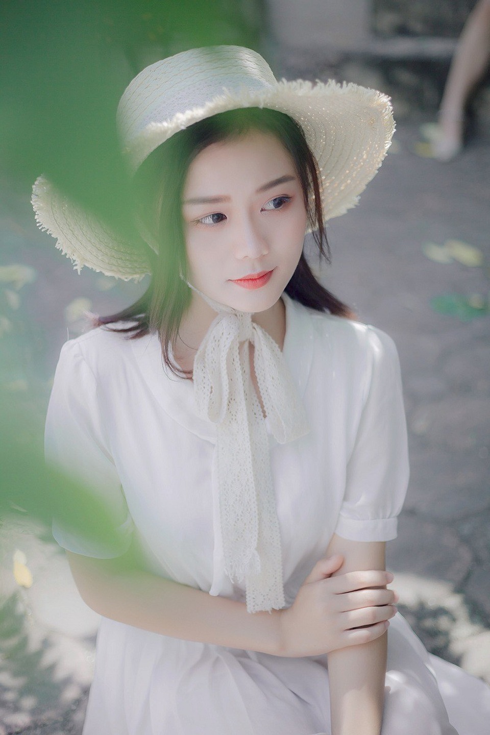 Vẻ đẹp trong veo của "nàng thơ" xứ Nghệ ước mơ làm ca sĩ - 11 Đó là sự nhẹ nhàng, ngây thơ, trong sáng của một cô gái mới lớn. Và sau 1 tiếng đồng hồ bọn mình đã hoàn thành buổi chụp. Thực sự mình rất hài lòng về bộ ảnh này. Như vậy kho tàng thanh xuân mà mình lưu giữ lại có thêm một cái tên của cô bé Kim Khuyên xinh xắn”.