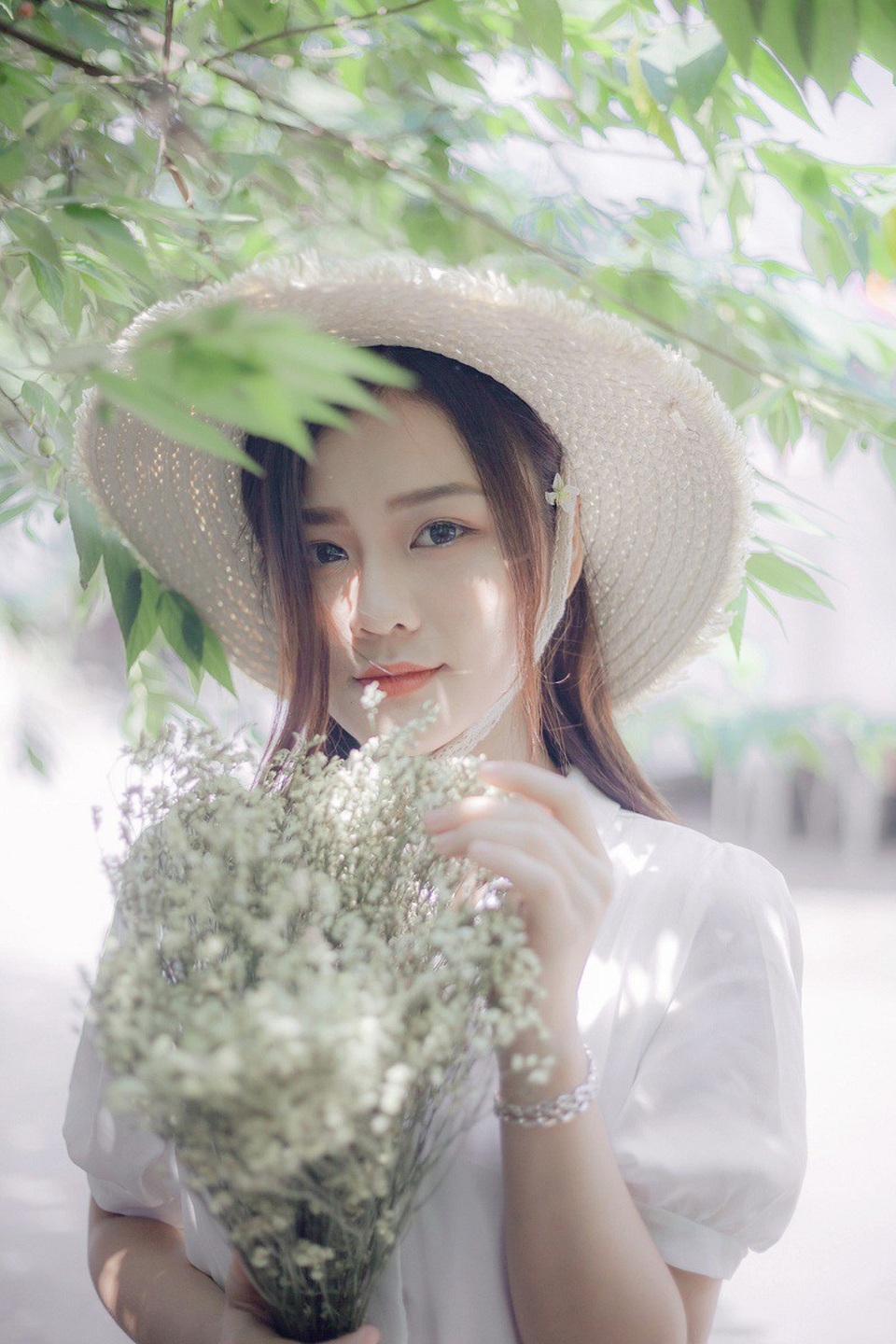 Vẻ đẹp trong veo của "nàng thơ" xứ Nghệ ước mơ làm ca sĩ - 7 Cô bạn thần tượng và yêu thích ca sĩ Thu Phương bởi Khuyên cảm thấy bản thân có sự tương đồng trong cách hát và cách thể hiện cảm xúc qua bài hát với nữ ca sĩ. “Một nữ ca sĩ hải ngoại với giọng hát đầy nội lực và cảm xúc”, Khuyên nói.
