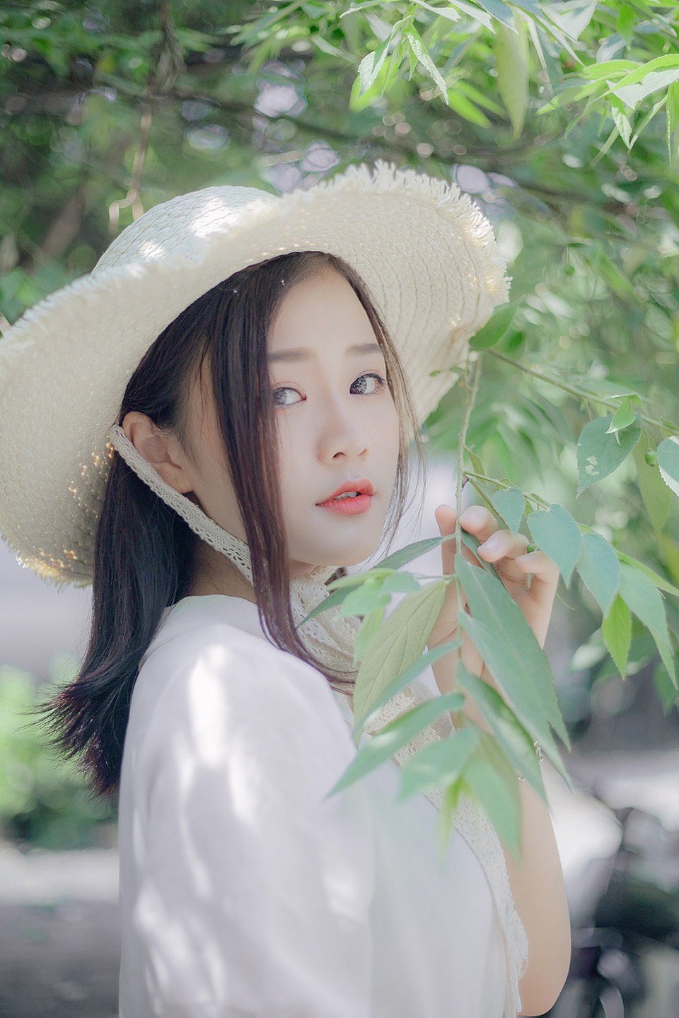 Vẻ đẹp trong veo của "nàng thơ" xứ Nghệ ước mơ làm ca sĩ - 3 Khuyên vừa học văn hoá và chuyên ngành tại trường ĐH Văn hóa – Nghệ thuật Quân đội, bên cạnh đó đầu năm nay Khuyên thi đỗ đại học nên học song song ngành Sư phạm âm nhạc của trường ĐH Sư phạm Hà Nội.