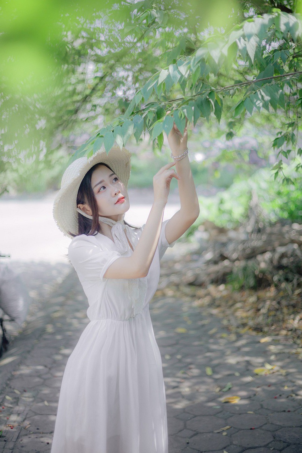 Vẻ đẹp trong veo của "nàng thơ" xứ Nghệ ước mơ làm ca sĩ - 2 Đam mê ca hát từ nhỏ nên Kim Khuyên quyết định thi vào trường nghệ thuật và được gia đình rất ủng hộ dù khi đó Khuyên mới chỉ là học sinh cấp 3.
