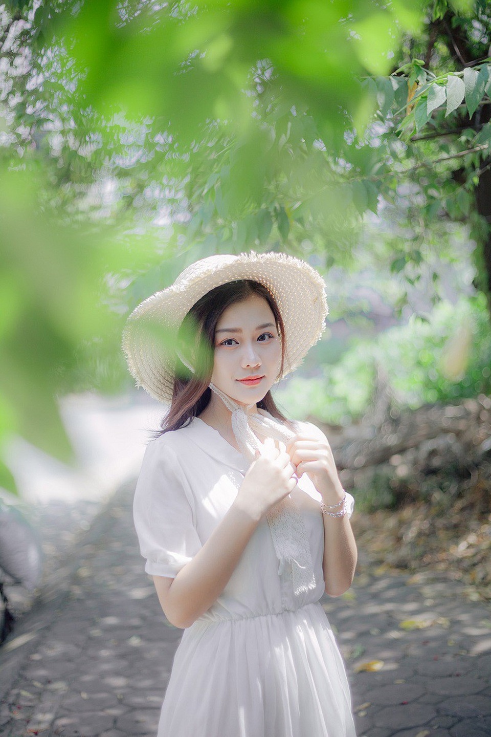 Vẻ đẹp trong veo của "nàng thơ" xứ Nghệ ước mơ làm ca sĩ - 1 Nguyễn Kim Khuyên (sinh năm 2000) hiện đang là sinh viên năm thứ 3 của trường Đại học Văn hoá - Nghệ thuật Quân đội, khoa Thanh nhạc.