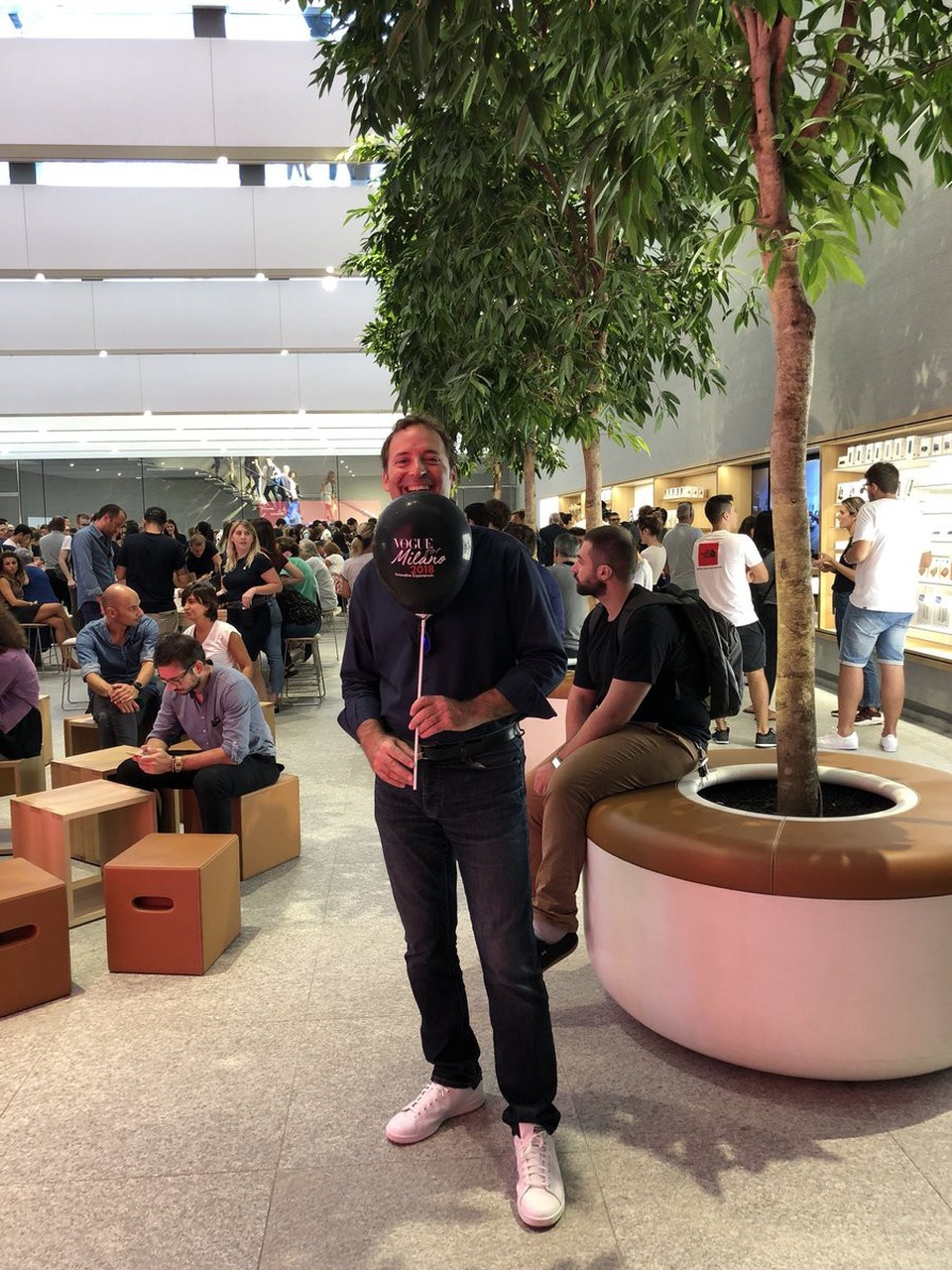 Khách mua hàng tại Apple Store Milano.