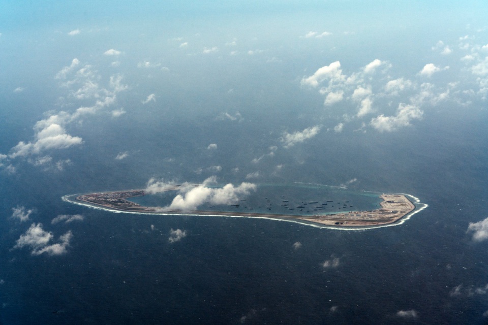 Rất nhiều tàu xuất hiện ở khu vực đá Xubi trên Biển Đông (Ảnh: New York Times)