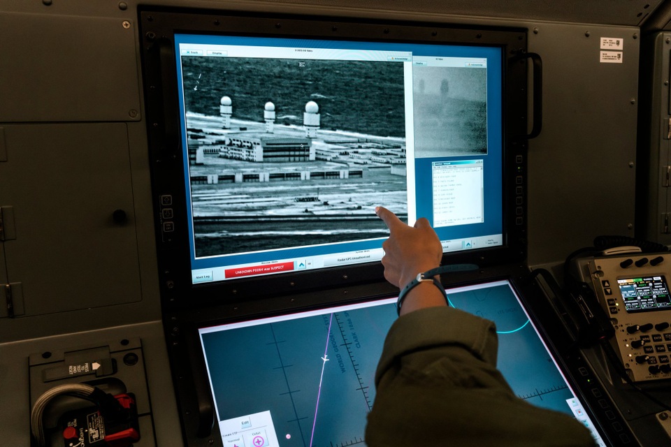 Máy bay trinh sát Mỹ phát hiện các tháp radar, nhà chứa máy bay và các tòa nhà cao 5 tầng xuất hiện trên đá Chữ Thập tại Biển Đông (Ảnh: New York Times)