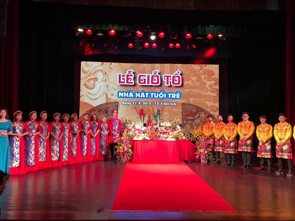 Nghệ sĩ “mừng mừng tủi tủi” khi hội ngộ trong ngày Giỗ Tổ nghề sân khấu - 12 Nghệ sĩ “mừng mừng tủi tủi” khi hội ngộ trong ngày Giỗ Tổ nghề sân khấu - 12