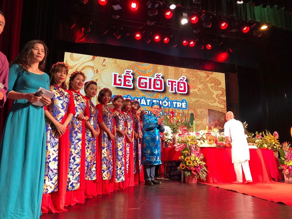 Nghệ sĩ “mừng mừng tủi tủi” khi hội ngộ trong ngày Giỗ Tổ nghề sân khấu - 13 Lễ giỗ Tổ tại Nhà hát Tuổi trẻ.