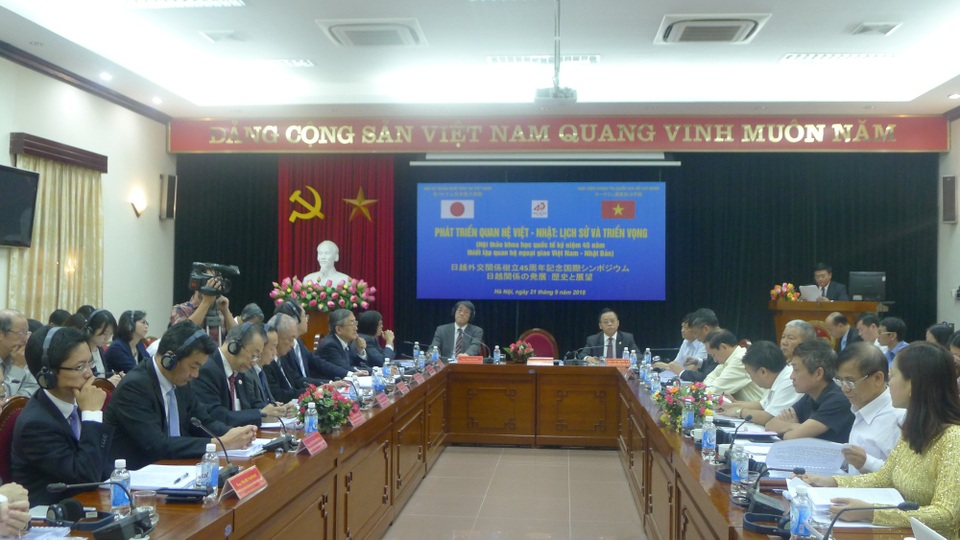 Quan hệ Việt Nam-Nhật Bản tiếp tục phát triển sâu rộng - 1
Hội thảo có sự tham gia của Đại sứ Nhật Bản Umeda Kunio và nhiều diễn giả bao gồm cả các diễn giả đến từ các tổ chức đại diện của Nhật Bản ở Việt Nam. (Ảnh: Minh Phương)