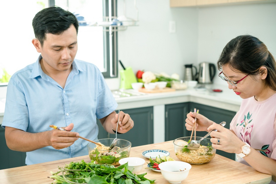 Mì ăn liền tiêu hóa thế nào? - 1 Nhiều người tiêu dùng trở nên ngần ngại khi dùng mì ăn liền bởi tin đồn cho rằng món này khó tiêu với cơ thể