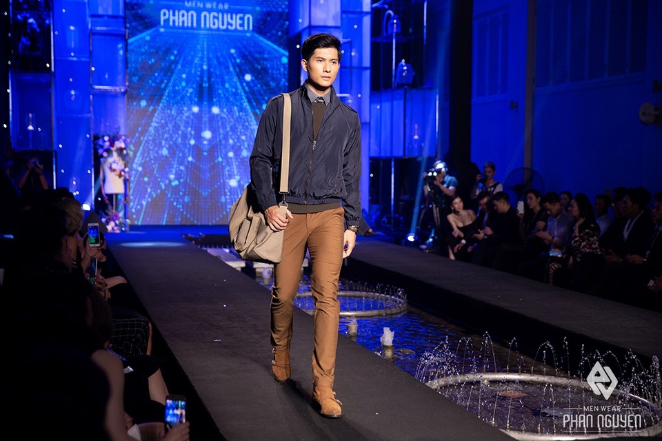 Phan Nguyễn khẳng định đẳng cấp bằng The Invention Fashion Show - 2
Mùa đông không lạnh với thiết kế áo gió năng động