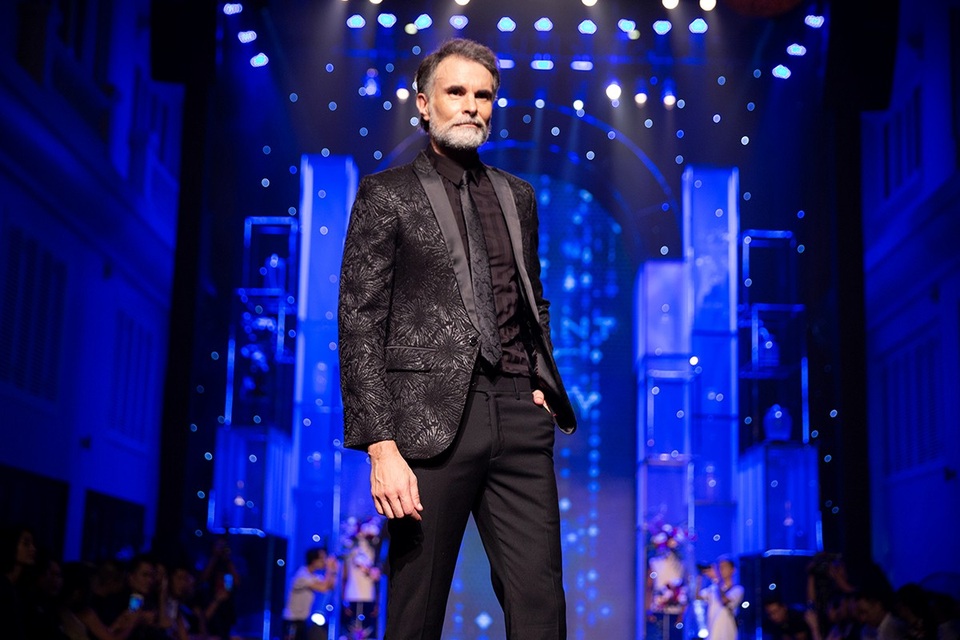 Phan Nguyễn khẳng định đẳng cấp bằng The Invention Fashion Show - 3
Vest sang trọng là một trong thế mạnh của Phan Nguyễn