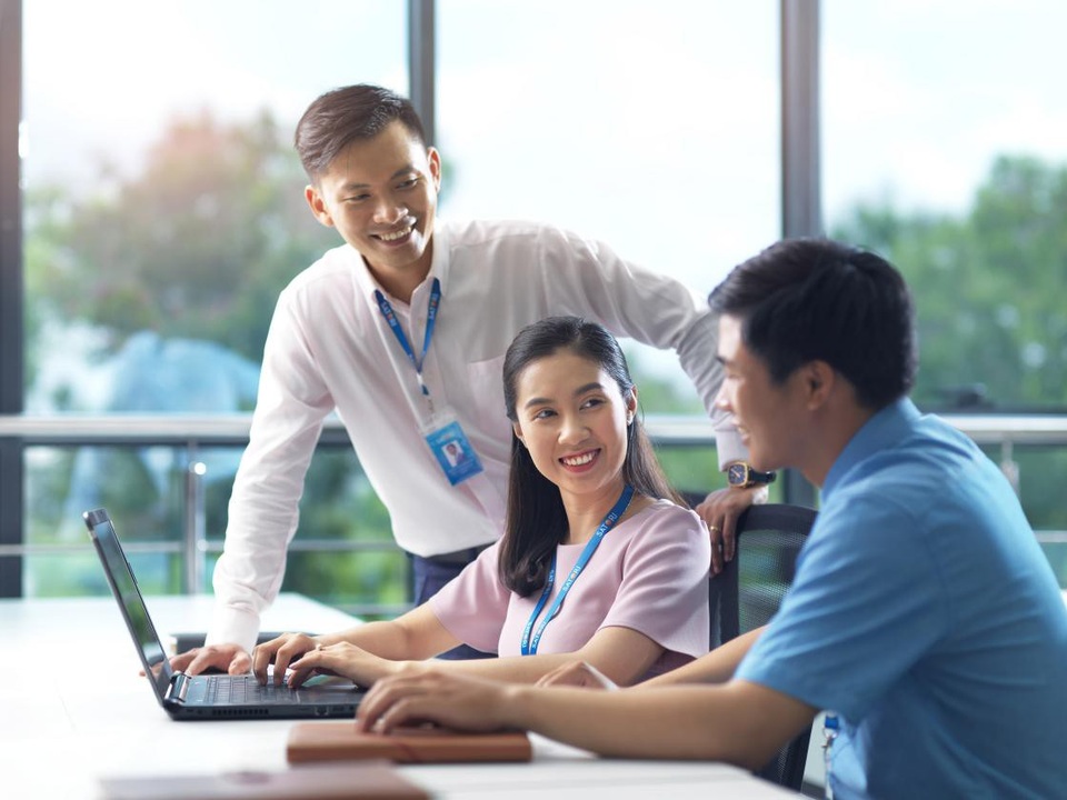 Dòng nước chuẩn vàng của thời đại mới - 3 Mỗi một sản phẩm nước uống đều được chắt chiu và tinh lọc để tổng hoà tạo nên dòng nước trong lành và tinh khiết.
