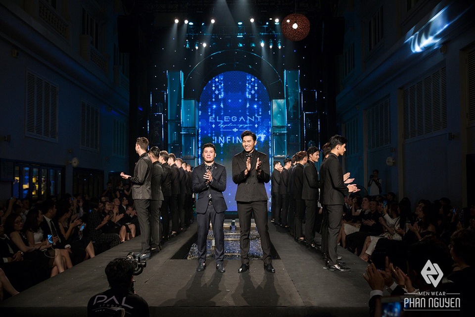 Phan Nguyễn khẳng định đẳng cấp bằng The Invention Fashion Show - 4
Dàn mẫu điển trai trong các thiết kế vest đen gợi mở sự bí ẩn của ELEGANT