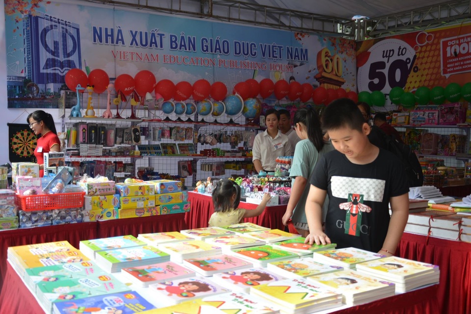 Bộ Giáo dục kiểm tra việc in và phát hành sách giáo khoa của NXB Giáo dục VN - 1
Đầu năm học vừa qua, phụ huynh có con vào học lớp 1, lớp 6 trên nhiều tỉnh, thành chạy ngược xuôi các cửa hàng mới mua đủ sách học cho con