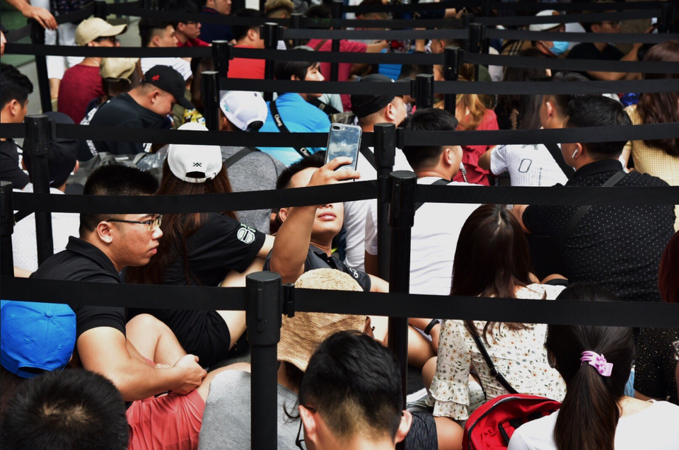 Nhân viên cửa hàng phải dựng cột chắn xếp hàng để hạn chế tình trạng mất trật tự.