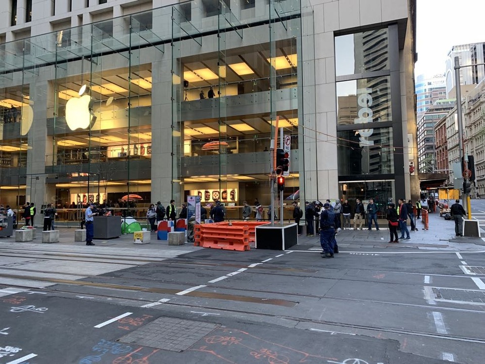Trái với cảnh đông người xếp hàng trước Apple Store như tại Singapore, thì ở Sydney lại khá vắng vẻ.