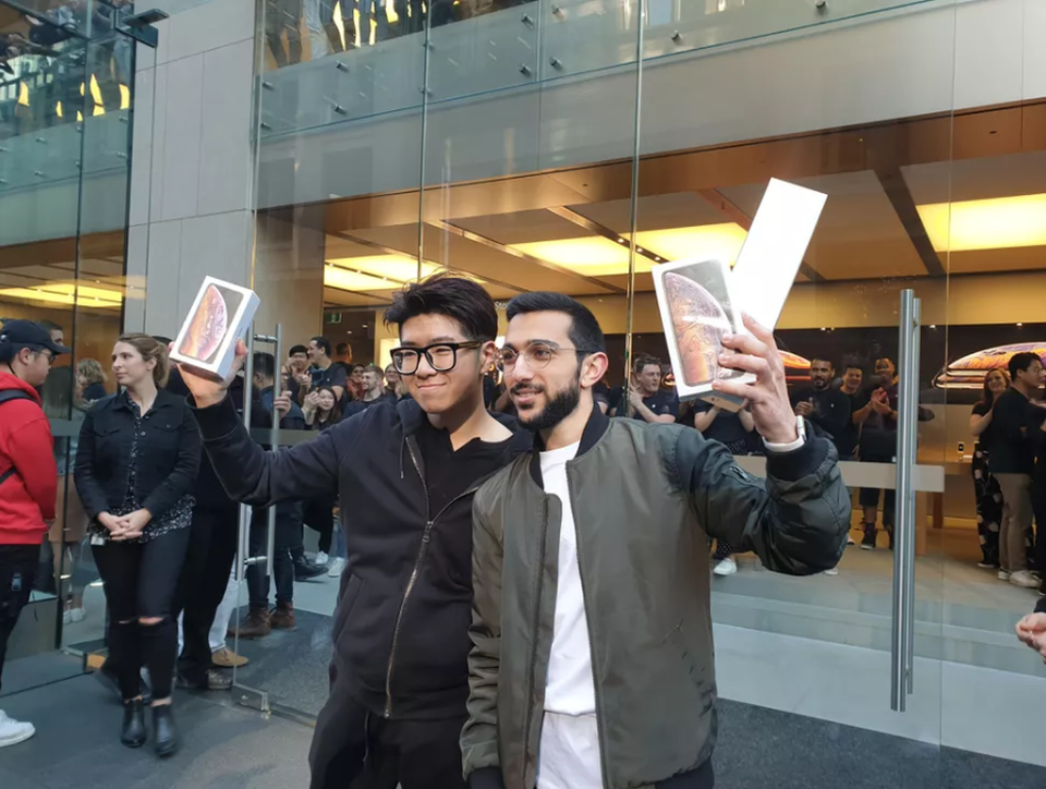 Tuy nhiên danh hiệu số 1 thế giới lại thuộc về Teddy Lee (trái), một sinh viên tới từ Hàn Quốc sau khi đứng xếp hàng từ 6 giờ sáng tại Apple Store ở Sydney, Australia. Như mọi năm thì Australia vẫn luôn là nơi đầu tiên trên thế giới mở bán iPhone do chênh lệch múi giờ.