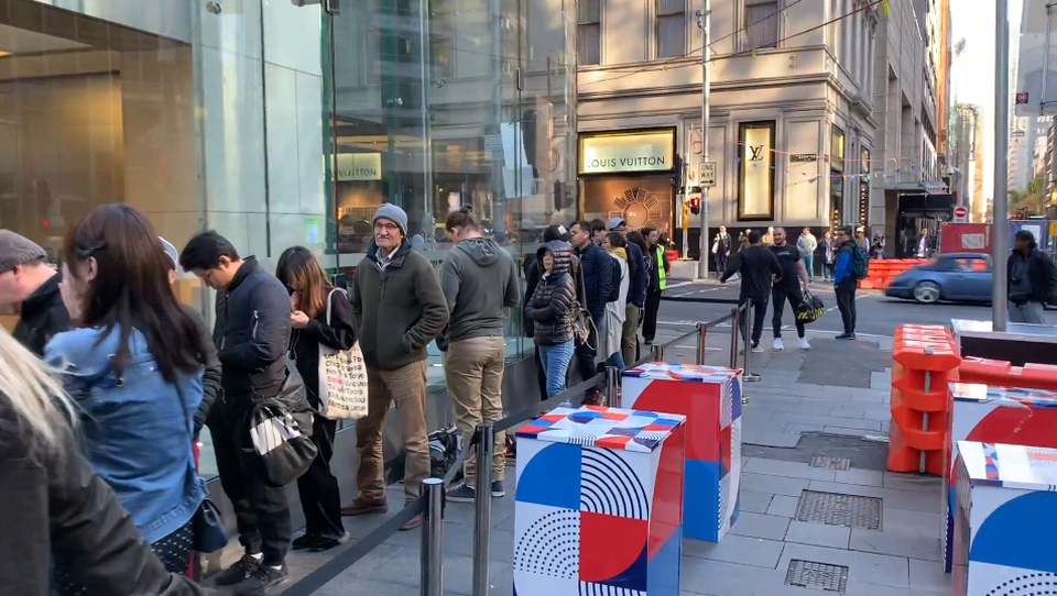 Những người đầu tiên tới xếp hàng tại Apple Store Sydney. Không khí kém nhộn nhịp hơn hẳn khi so với Singapore.