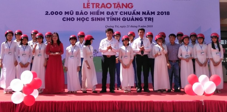 Quảng Trị: Tặng 2.000 mũ bảo hiểm cho học sinh vùng cao - 1 2.000 mũ bảo hiểm được tặng cho học sinh huyện vùng cao