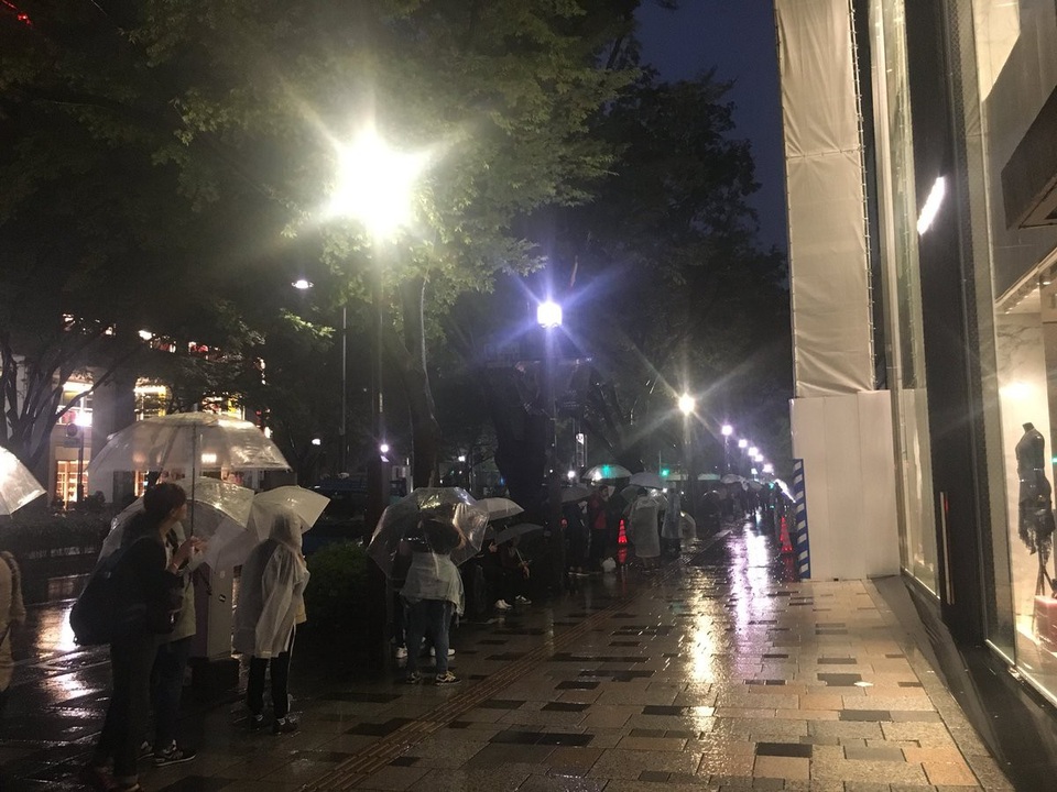 Tokyo, Nhật cũng là một địa điểm thường tập trung rất đông người mua iPhone trong ngày mở bán, và năm nay không phải ngoại lệ. Những đoàn người kéo dài đã xuất hiện từ tờ mờ sáng, bất chấp cơn mưa nặng hạt.