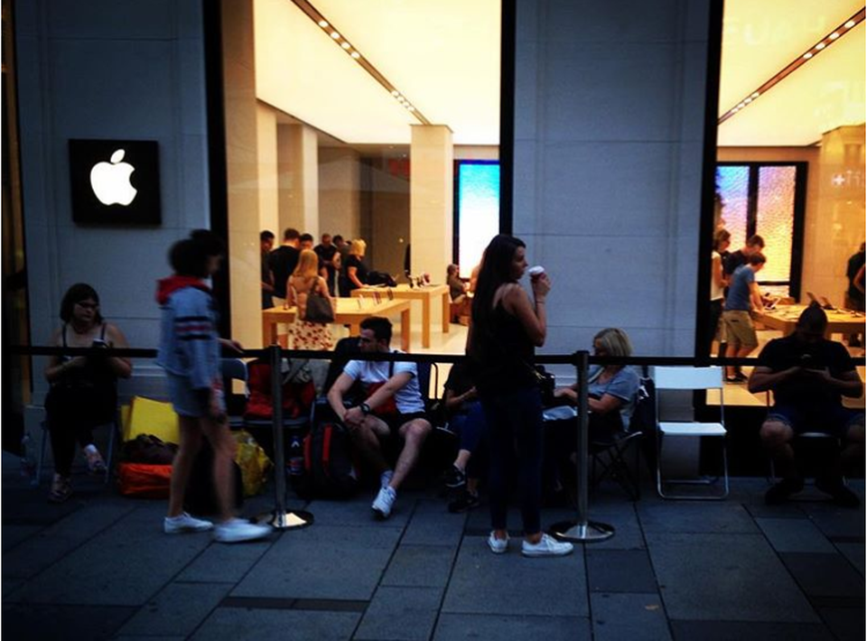 Tại Vienna, Áo, chỉ có khoảng vài chục người đứng xếp hàng trước cửa Apple Store.