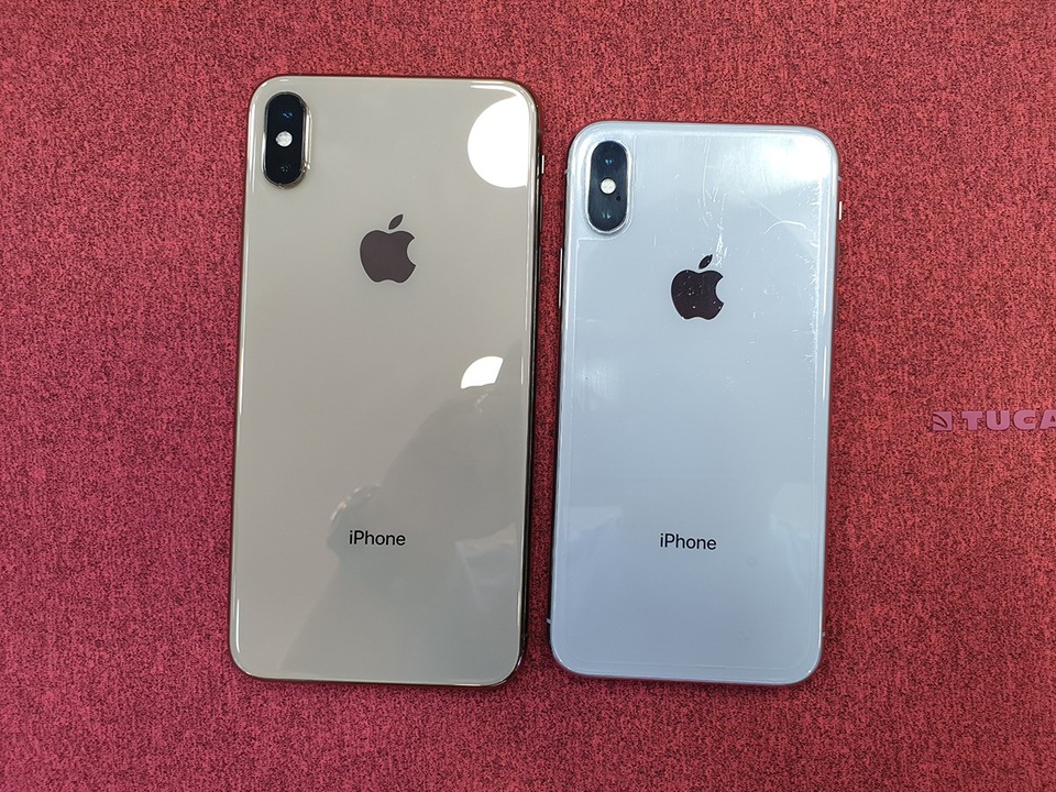 Đọ iPhone X với iPhone XS Max tại Việt Nam - 1 iPhone XS Max bên cạnh iPhone X