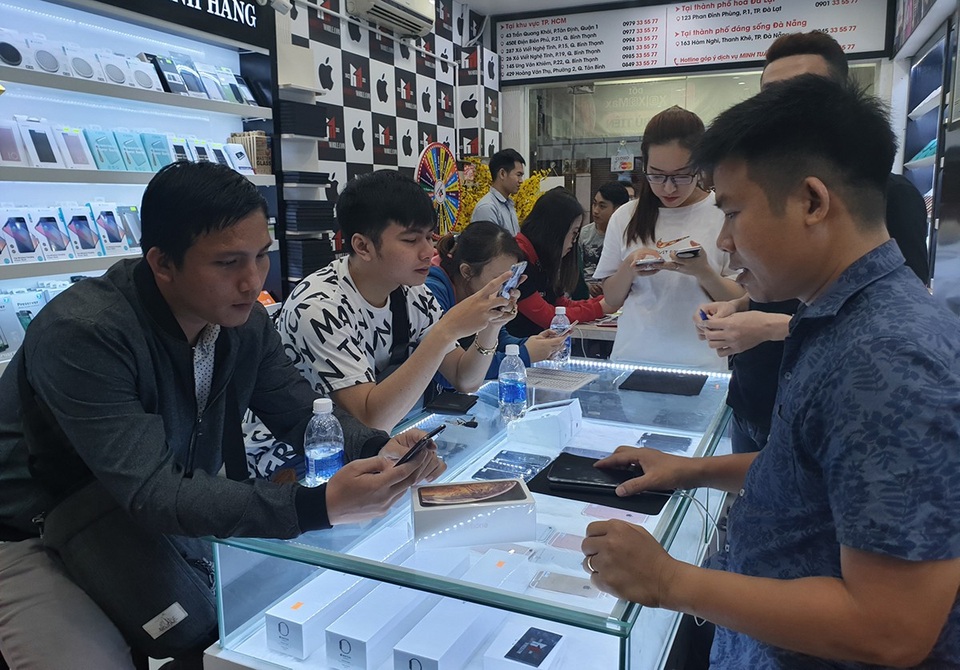 Anh Điệp (góc trái)