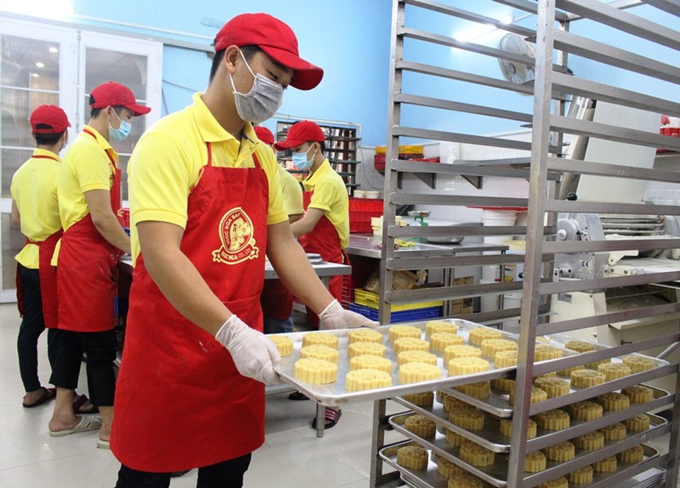 Người dân Bình Định xếp hàng mua bánh trung thu truyền thống - 3 Ưu tiên của người dân là bánh rẻ nhưng đảm bảo vệ sinh an toàn thực phẩm.