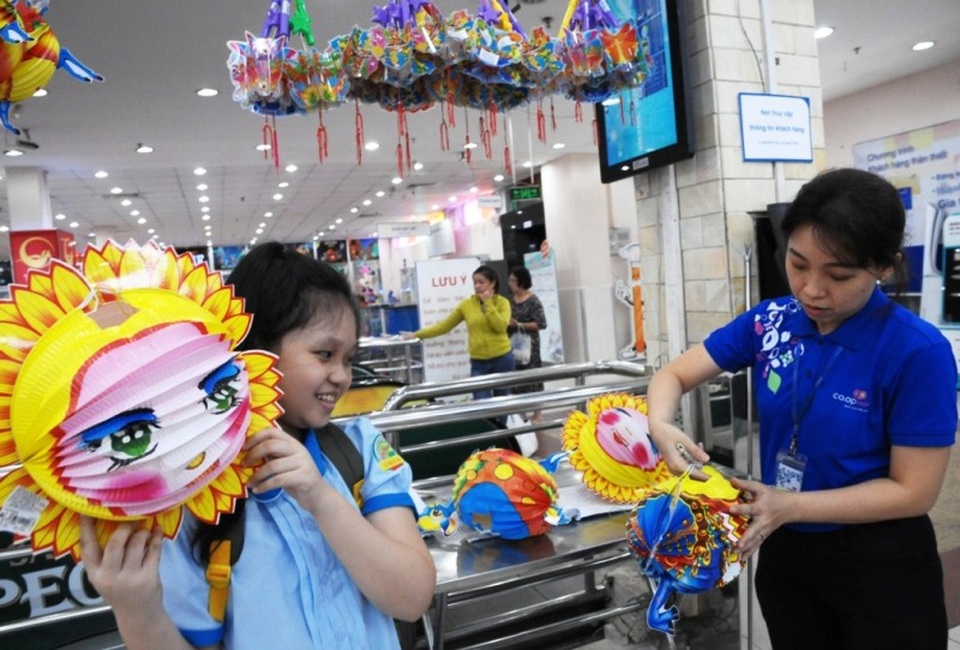 Người dân Bình Định xếp hàng mua bánh trung thu truyền thống - 4 Bên cạnh đó, các loại trò chơi Tết Trung thu cũng ưu tiên hàng Việt Nam.