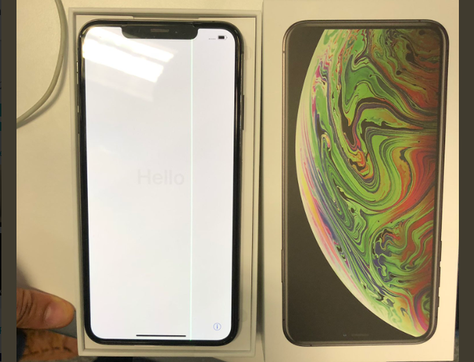 iPhone XS Max vừa mở bán đã bị lỗi màn hình kẻ sọc - 2
Lỗi màn hình kẻ sọc trên iPhone XS Max.