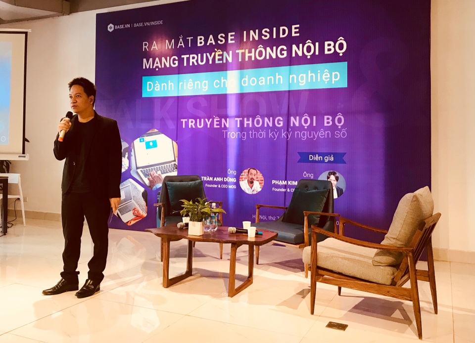 Ra mắt mạng truyền thông nội bộ dành cho doanh nghiệp - 2 Ông Phạm Kim Hùng – Founder&CEO của Base.vn giới thiệu về nền tảng mạng kết nối nội bộ cho doanh nghiệp.
