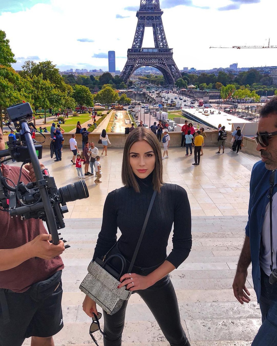 Cựu hoa hậu hoàn vũ khoe chân dài trên phố - 8
Cô là gương mặt quảng cáo của nhiều nhãn hàng và mới đây đã xuất hiện trên bìa tạp chí Modeliste, Le Fair...