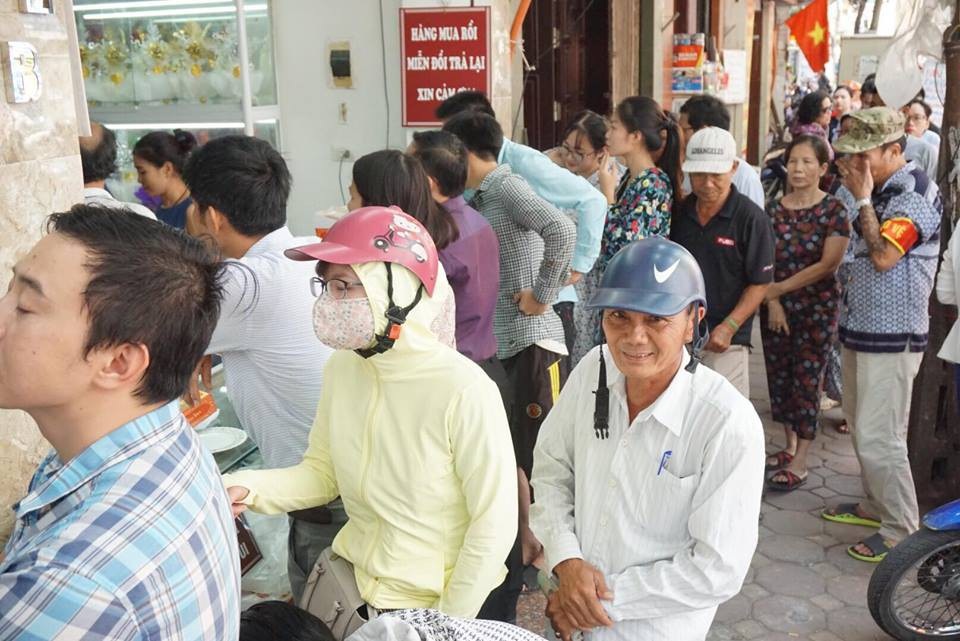 Người Hà Nội xếp hàng từ sáng tới đêm mua bánh trung thu truyền thống - 8 Hàng dài người xếp hàng để chờ mua bánh