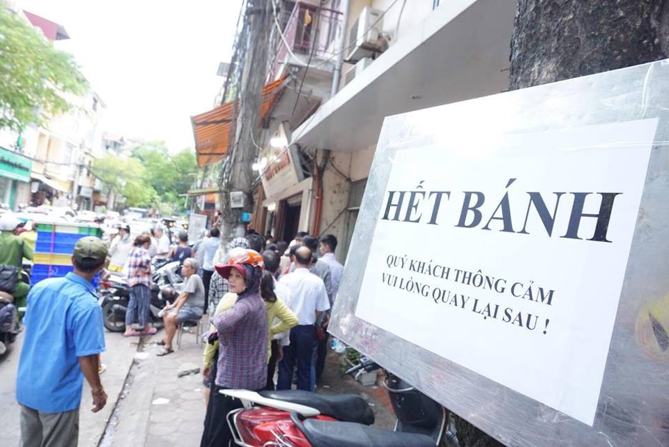 Người Hà Nội xếp hàng từ sáng tới đêm mua bánh trung thu truyền thống - 11 Do lượng người mỗi lúc một đông khiến cửa hàng bánh luôn rơi vào tình trạng quá tải, thường xuyên treo biển hết bánh. Dại diện cửa hàng cho biết, do quá đông nên bánh làm ra tới đâu hết tới đó, rất nhiều các đơn đặt hàng từ khắp mọi miền đất nước nhưng phải từ chối vì không đủ phục vụ.