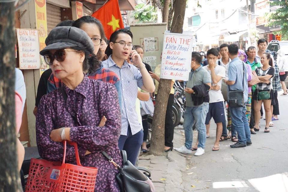 Người Hà Nội xếp hàng từ sáng tới đêm mua bánh trung thu truyền thống - 10 Chia sẻ của một người đang đứng xếp hàng cho biết, vào giờ cao điểm đông người, nhiều người phải thuê người xếp hàng mua bánh hộ với giá 50 nghìn đồng.