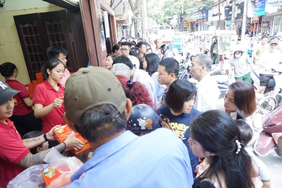 Người Hà Nội xếp hàng từ sáng tới đêm mua bánh trung thu truyền thống - 2 Cửa hàng luôn có khoảng 4-5 người bán hàng nhưng luôn tay, luôn chân vì lượng khách quá đông.