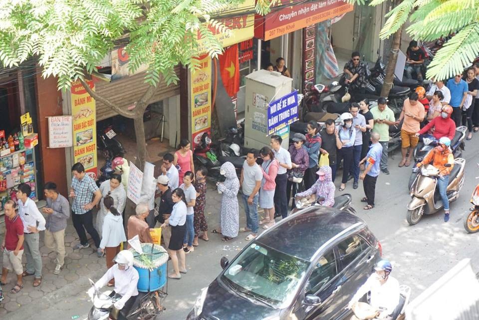 Người Hà Nội xếp hàng từ sáng tới đêm mua bánh trung thu truyền thống - 13 Đại diện cửa hàng cho biết, cách trung thu khoảng 2 tháng, lượng người mua bánh đã đông đúc, càng sát ngày rằm, nhu cầu càng tăng. Trong khoảng 1 tuần trở lại đây, gần như ngày nào lượng bánh bán ra cũng khoảng từ 5-10 nghìn chiếc, ngày cao điểm có thể gấp 2 lần.