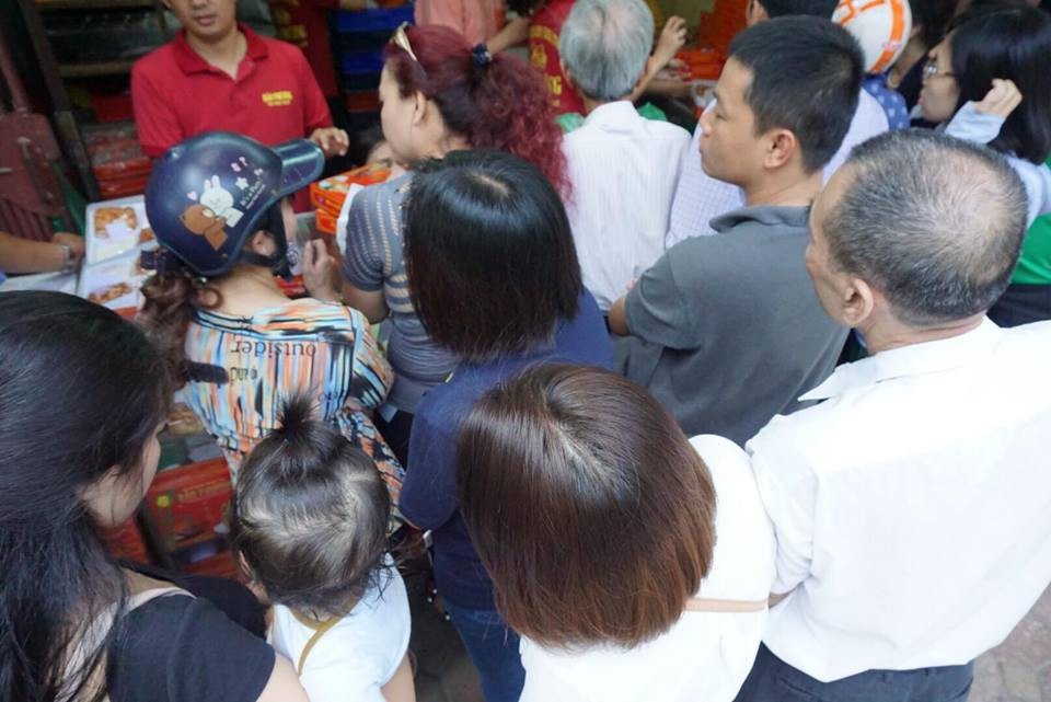Người Hà Nội xếp hàng từ sáng tới đêm mua bánh trung thu truyền thống - 6 Theo người mua, bánh trung thu ở đây không quá ngọt, giữ được hương vị truyền thống nên được ưa chuộng hơn so với các loại bánh trên thị trường.