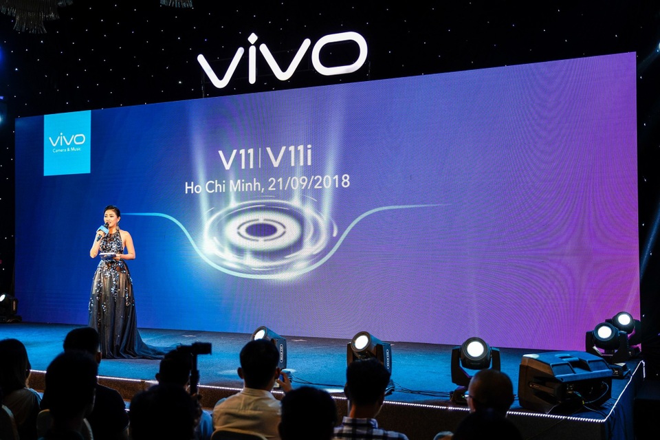 Vivo V11 - màn hình giọt nước, cảm biến vân tay dưới màn hình về Việt Nam - 1 Vivo giới thiệu V11 và V11i tại Việt Nam